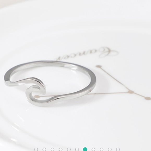 Beautiful Wave Ring - Picture 3 of 8